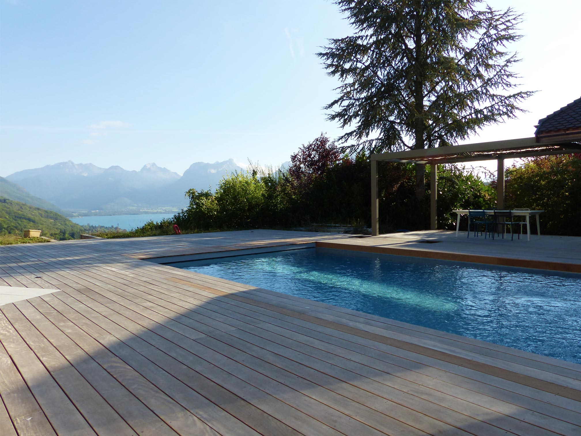 Vue-piscine-et-lac-d'annecy