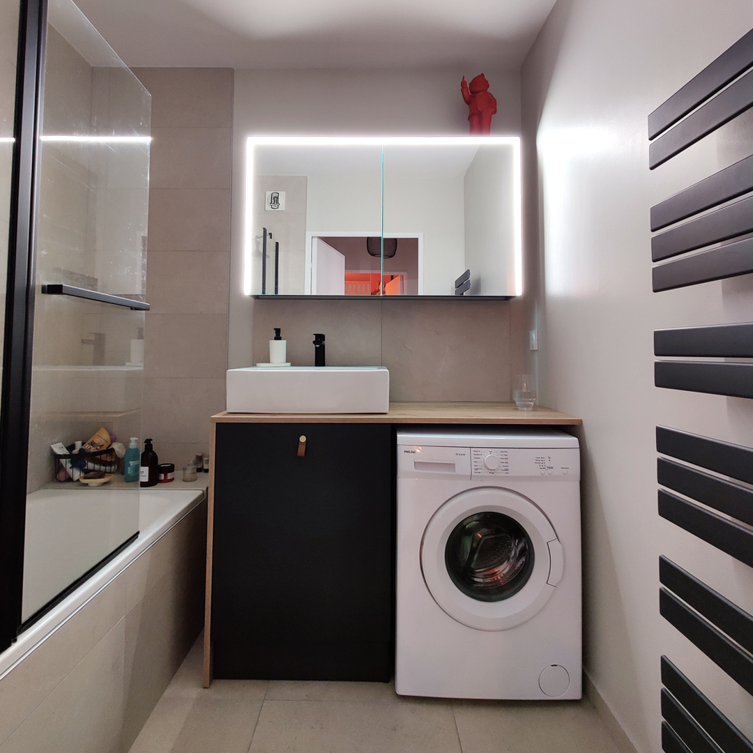 Salle de bain moderne pierre naturelle et bois après intervention