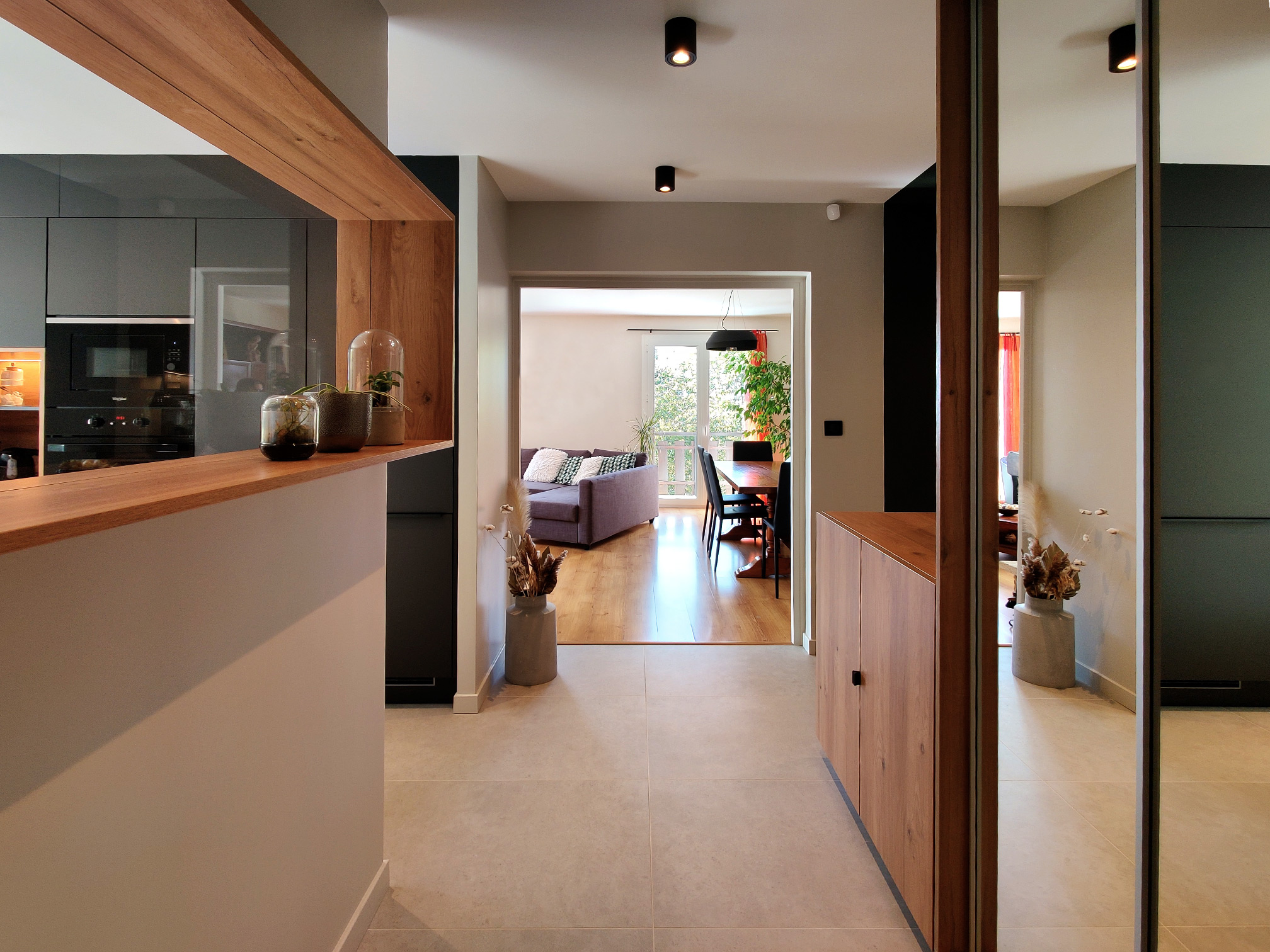 Entrée porjet avec verrière bois et cuisine contemporaine ouverte sur un salon et un dressing d'entrée