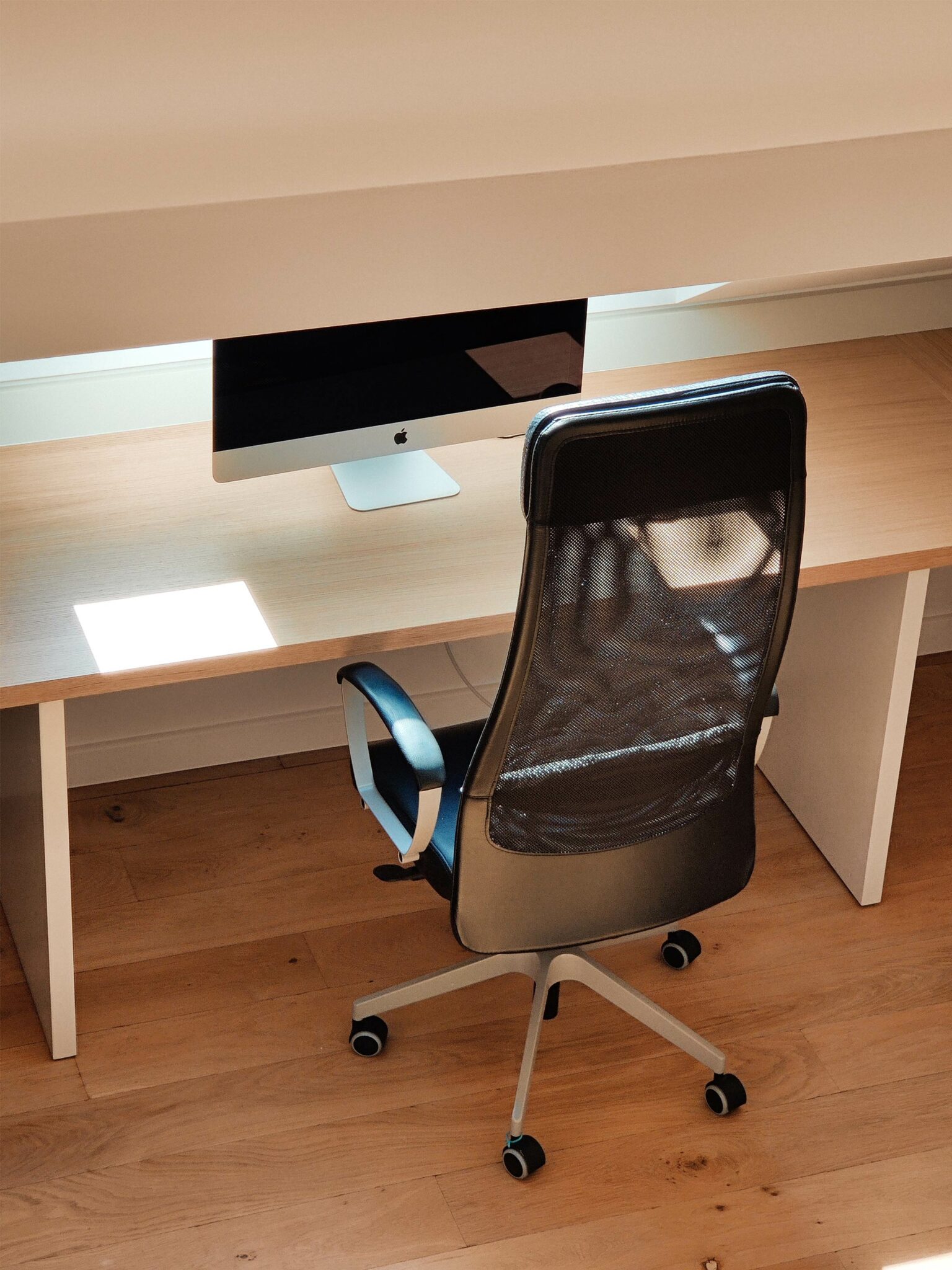 detail-bureau-et-chaise