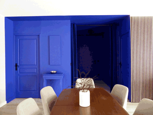 Entrée monochrome bleu klein d'un appartement contemporain à Lyon