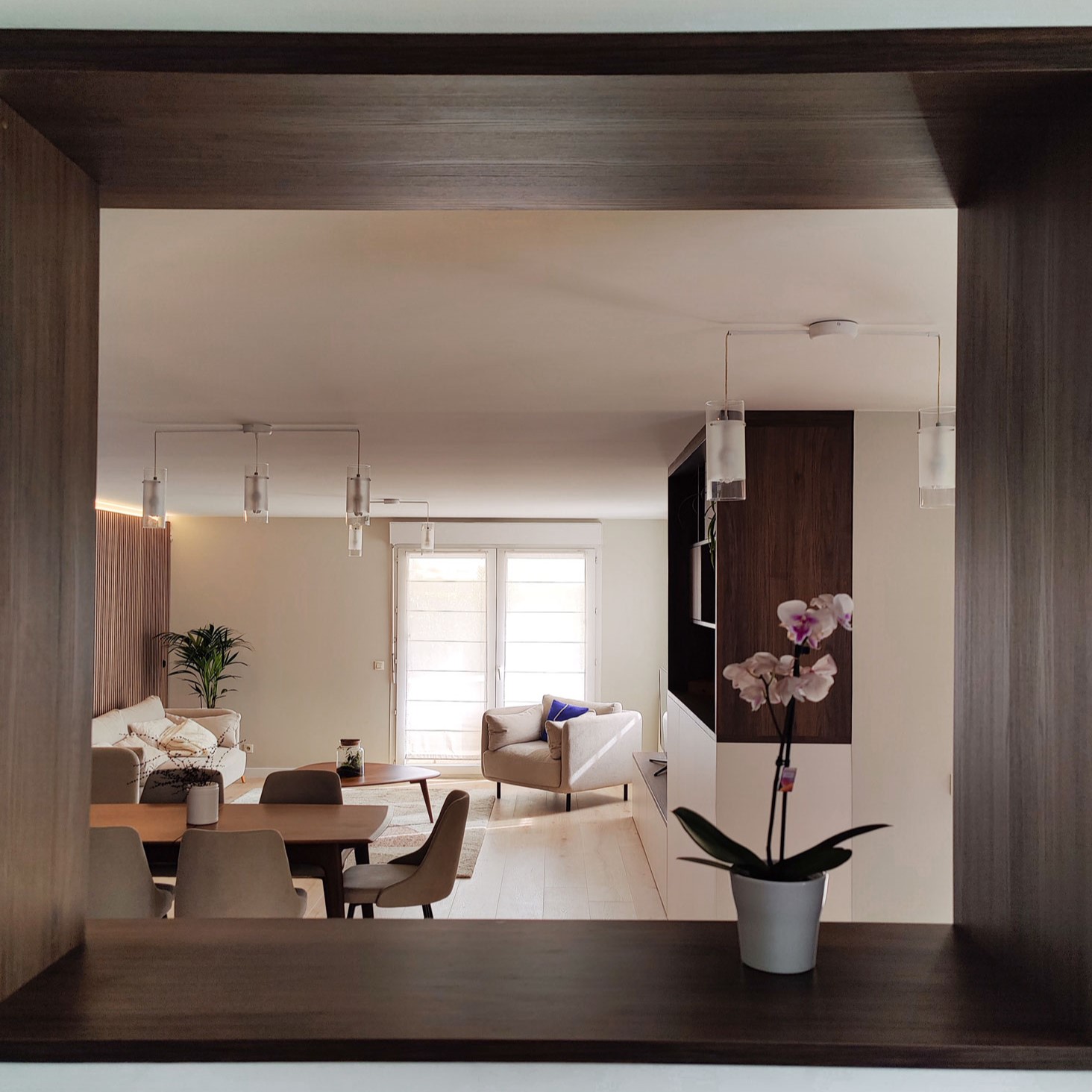 vue depuis la cuisine d'un appartement contemporain épuré à Lyon