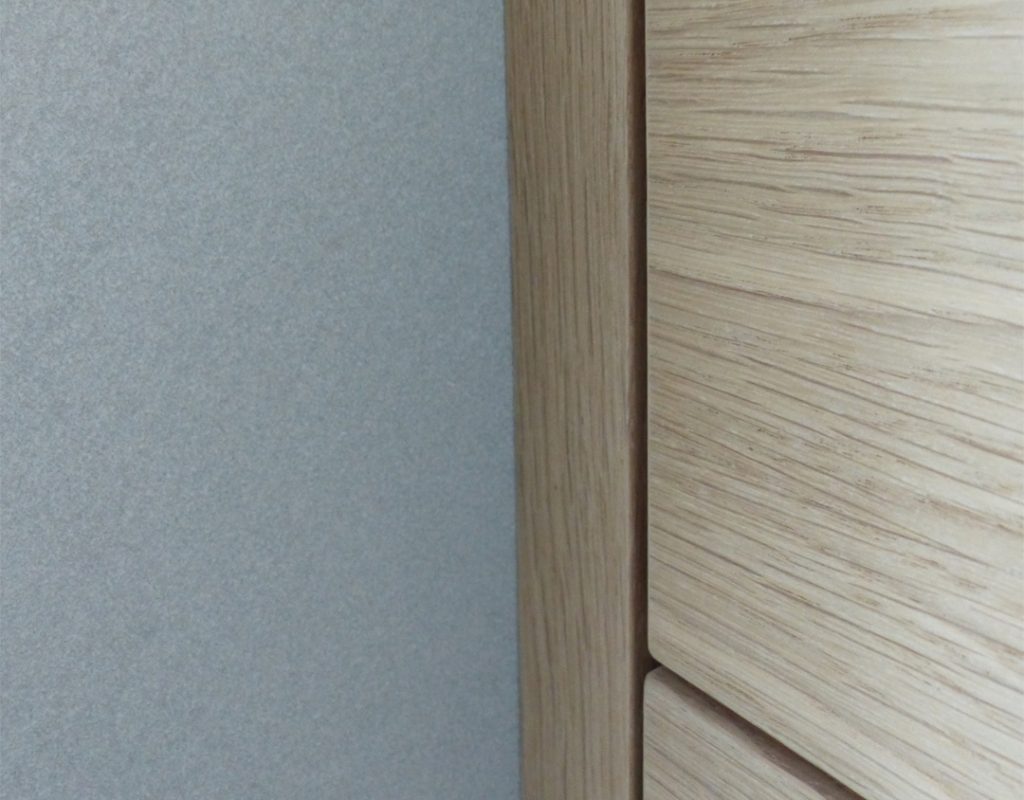 détails jonction meuble en chêne et carrelage marazzi