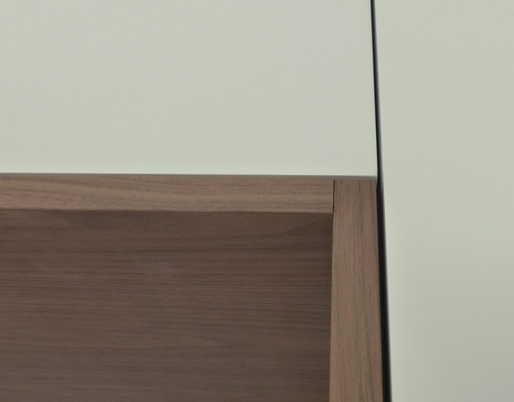 détail niche en noyer meuble sur mesure dans le salon